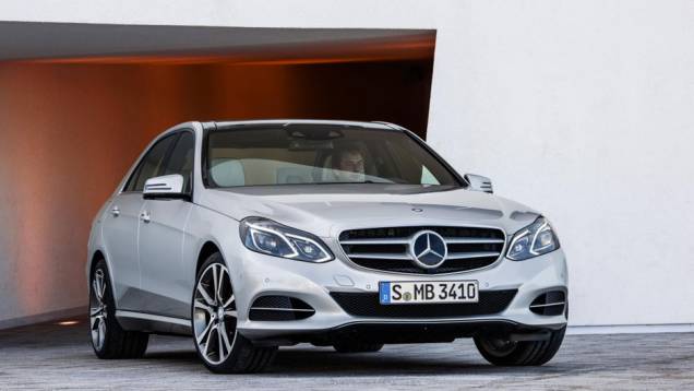 Além dos novos faróis, a grade também mudou, incluindo uma opção com design mais esportivo e a estrela no centro da peça | <a href="https://quatrorodas.abril.com.br/saloes/detroit/2013/mercedes-benz-classe-sedan-avant-730383.shtml" rel="migration">Leia mais</a> Além dos novos faróis, a grade também mudou, incluindo uma opção com design mais esportivo e a estrela no centro da peça | <a href="https://quatrorodas.abril.com.br/saloes/detroit/2013/mercedes-benz-classe-sedan-avant-730383.shtml" rel="migration">Leia mais</a>