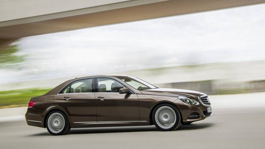 Por ser uma reestilização de meia-vida, nada mudou nas laterais | <a href="https://quatrorodas.abril.com.br/saloes/detroit/2013/mercedes-benz-classe-sedan-avant-730383.shtml" rel="migration">Leia mais</a>