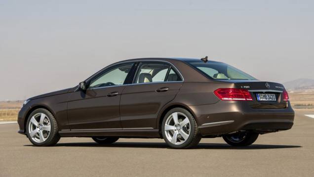 Na traseira, as lanternas são as mesmas, mas ganharam nova disposição de luzes | <a href="https://quatrorodas.abril.com.br/saloes/detroit/2013/mercedes-benz-classe-sedan-avant-730383.shtml" rel="migration">Leia mais</a> Na traseira, as lanternas são as mesmas, mas ganharam nova disposição de luzes | <a href="https://quatrorodas.abril.com.br/saloes/detroit/2013/mercedes-benz-classe-sedan-avant-730383.shtml" rel="migration">Leia mais</a>