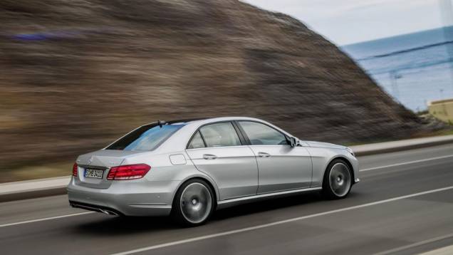 O pacote esportivo AMG deixa o Classe E com visual mais moderno | <a href="https://quatrorodas.abril.com.br/saloes/detroit/2013/mercedes-benz-classe-sedan-avant-730383.shtml" rel="migration">Leia mais</a> O pacote esportivo AMG deixa o Classe E com visual mais moderno | <a href="https://quatrorodas.abril.com.br/saloes/detroit/2013/mercedes-benz-classe-sedan-avant-730383.shtml" rel="migration">Leia mais</a>
