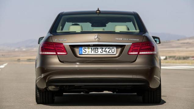 Logo acima da placa fica a câmera de ré | <a href="https://quatrorodas.abril.com.br/saloes/detroit/2013/mercedes-benz-classe-sedan-avant-730383.shtml" rel="migration">Leia mais</a> Logo acima da placa fica a câmera de ré | <a href="https://quatrorodas.abril.com.br/saloes/detroit/2013/mercedes-benz-classe-sedan-avant-730383.shtml" rel="migration">Leia mais</a>
