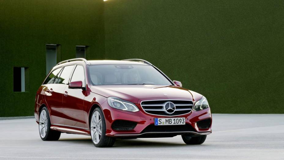 A versão perua deve ser lançada simultaneamente ao sedã com as mesmas mudanças estéticas | <a href="https://quatrorodas.abril.com.br/saloes/detroit/2013/mercedes-benz-classe-sedan-avant-730383.shtml" rel="migration">Leia mais</a>