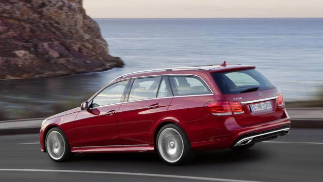 Assim como o sedã, pouca coisa mudou na traseira da perua | <a href="https://quatrorodas.abril.com.br/saloes/detroit/2013/mercedes-benz-classe-sedan-avant-730383.shtml" rel="migration">Leia mais</a> Assim como o sedã, pouca coisa mudou na traseira da perua | <a href="https://quatrorodas.abril.com.br/saloes/detroit/2013/mercedes-benz-classe-sedan-avant-730383.shtml" rel="migration">Leia mais</a>