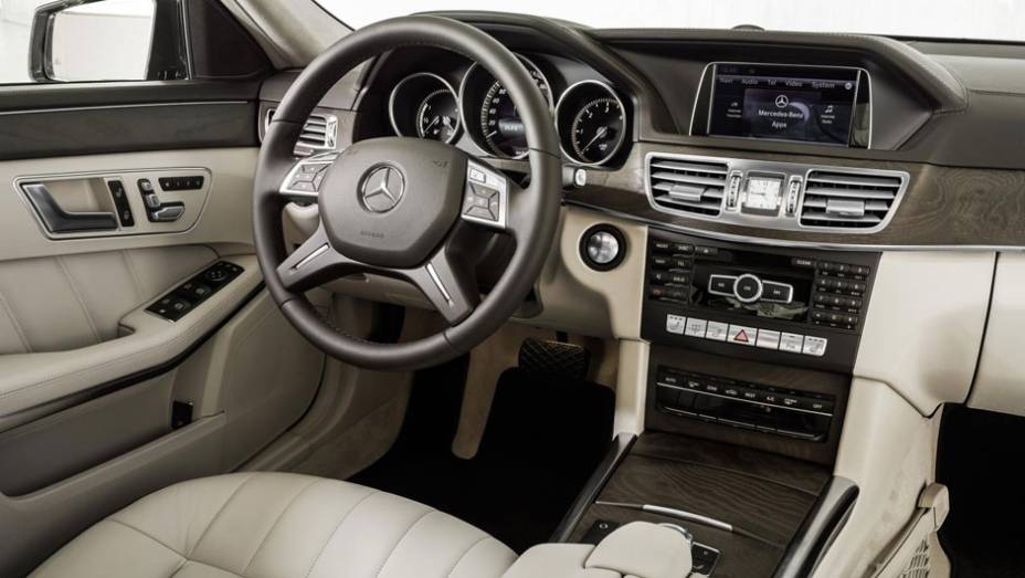 Requintado, o interior praticamente não sofreu modificações | <a href="https://quatrorodas.abril.com.br/saloes/detroit/2013/mercedes-benz-classe-sedan-avant-730383.shtml" rel="migration">Leia mais</a>