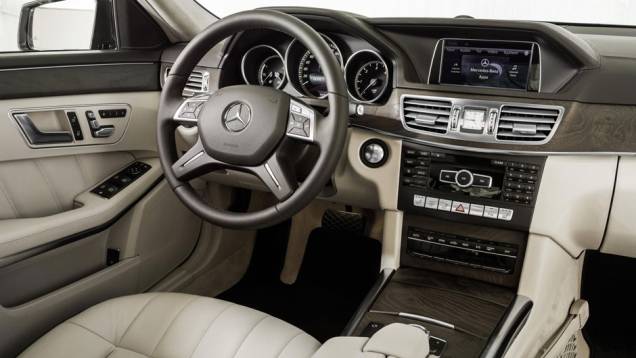 Requintado, o interior praticamente não sofreu modificações | <a href="https://quatrorodas.abril.com.br/saloes/detroit/2013/mercedes-benz-classe-sedan-avant-730383.shtml" rel="migration">Leia mais</a> Requintado, o interior praticamente não sofreu modificações | <a href="https://quatrorodas.abril.com.br/saloes/detroit/2013/mercedes-benz-classe-sedan-avant-730383.shtml" rel="migration">Leia mais</a>
