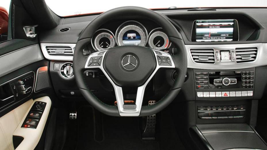 O volante de três raios faz parte do pacote esportivo que pode equipar o Classe E | <a href="https://quatrorodas.abril.com.br/saloes/detroit/2013/mercedes-benz-classe-sedan-avant-730383.shtml" rel="migration">Leia mais</a>