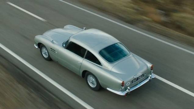 2012: Na mais recente produção, "007 - Skyfall", Bond volta às origens. Nada mais natural que seu carro também remeta ao passado: Aston Martin DB5. | <a href="%20https://quatrorodas.abril.com.br/blogs/planeta-carro/2012/11/07/licenca-para-acelerar/" rel="migration">Leia mai</a>