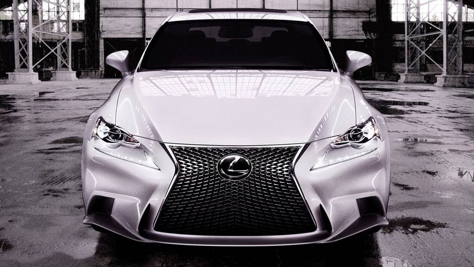 O modelo adota alguns elementos do LF-CC, incluindo nova grade frontal e teto que se assemelha ao de um cup&ecirc; | <a href="https://quatrorodas.abril.com.br/saloes/detroit/2013/lexus-is-730482.shtml" rel="migration">Leia mais</a>
