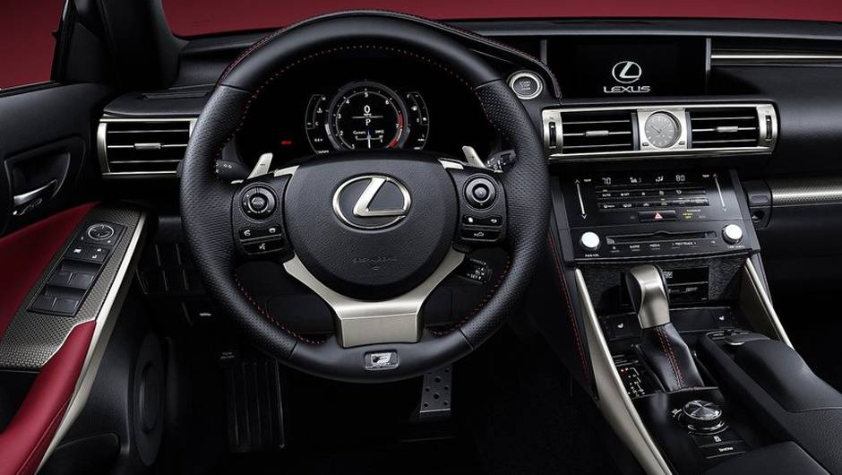 Internamente, os destaques s&atilde;o um display generoso que mostra todas as informa&ccedil;&otilde;es relevantes ao motorista. | <a href="https://quatrorodas.abril.com.br/saloes/detroit/2013/lexus-is-730482.shtml" rel="migration">Leia mais</a>