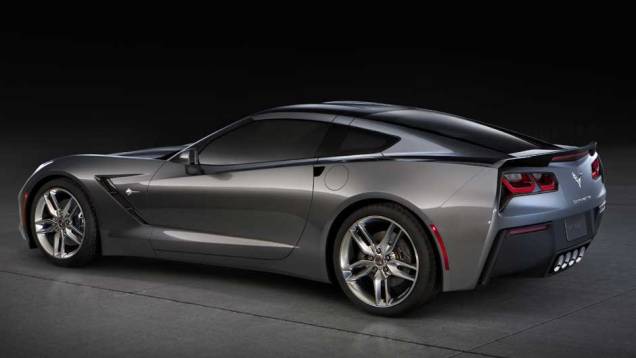 A traseira curta é típica do histórico esportivo | <a href="https://quatrorodas.abril.com.br/saloes/detroit/2013/chevrolet-corvette-stingray-730871.shtml" rel="migration">Leia mais</a>