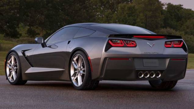 As quatro lanternas redondas foram trocadas por um conjunto que chega a lembrar o Camaro. E olha só as quatro ponteiras de escapamento centrais... | <a href="https://quatrorodas.abril.com.br/saloes/detroit/2013/chevrolet-corvette-stingray-730871.shtml" rel="migration">Lei</a> As quatro lanternas redondas foram trocadas por um conjunto que chega a lembrar o Camaro. E olha só as quatro ponteiras de escapamento centrais... | <a href="https://quatrorodas.abril.com.br/saloes/detroit/2013/chevrolet-corvette-stingray-730871.shtml" rel="migration">Lei</a>