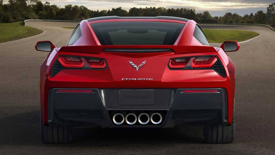 A GM oferece um kit aerodin&acirc;mico opcional que promete melhorar a estabilidade do carro | <a href="https://quatrorodas.abril.com.br/saloes/detroit/2013/chevrolet-corvette-stingray-730871.shtml" rel="migration">Leia mais</a>