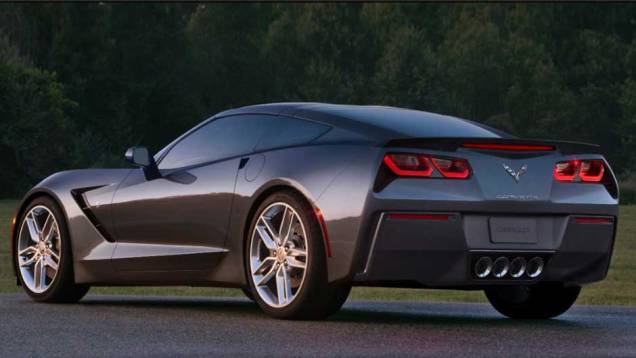 O novo motor 6.2 V8 entrega 450 cv e promete levar o Stingray de 0 a 100 km/h em menos de quatro segundos | <a href="https://quatrorodas.abril.com.br/saloes/detroit/2013/chevrolet-corvette-stingray-730871.shtml" rel="migration">Leia mais</a>