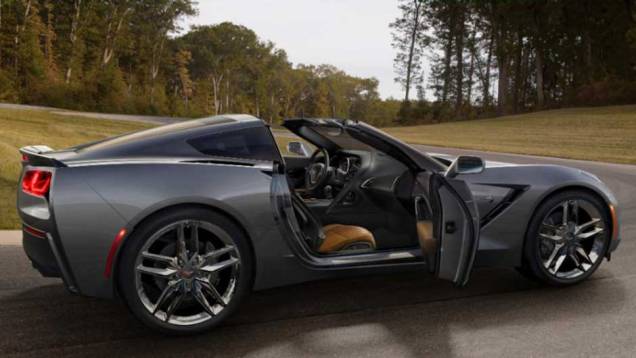 O teto de fibra de carbono pode ser removido, transformando-o em um modelo targa | <a href="https://quatrorodas.abril.com.br/saloes/detroit/2013/chevrolet-corvette-stingray-730871.shtml" rel="migration">Leia mais</a>