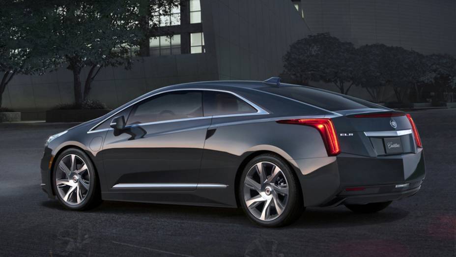 O coupé híbrido de duas portas tem perfil esportivo e é fortemente inspirado no Converj concept | <a href="%20https://quatrorodas.abril.com.br/saloes/detroit/2013/cadillac-elr-730982.shtml" rel="migration">Leia mais</a>