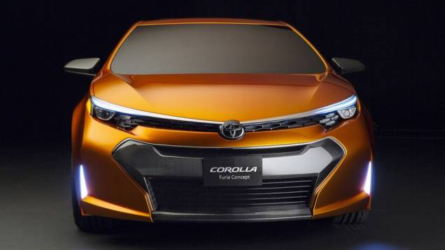 Externamente, o Furia apresenta faróis mais estreitos, com luzes verticais destacadas, além de uma grade frontal grande e pronunciada | <a href="https://quatrorodas.abril.com.br/saloes/detroit/2013/toyota-furia-concept-730973.shtml" rel="migration">Leia mais</a> Externamente, o Furia apresenta faróis mais estreitos, com luzes verticais destacadas, além de uma grade frontal grande e pronunciada | <a href="https://quatrorodas.abril.com.br/saloes/detroit/2013/toyota-furia-concept-730973.shtml" rel="migration">Leia mais</a>