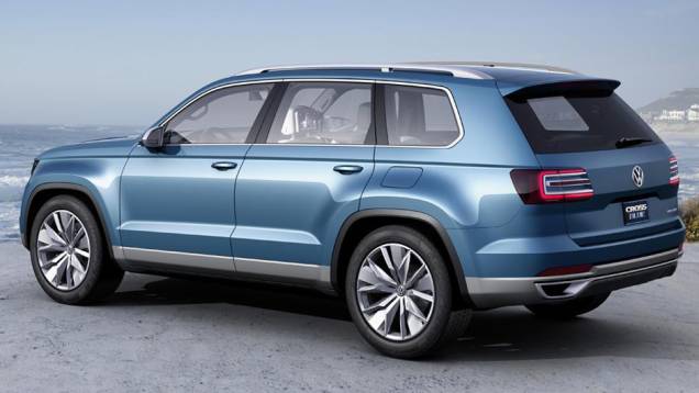 Baseado na plataforma MQB, o CrossBlue tem 4,99 metros de comprimento, 2,01m de largura e 1,73m de altura | <a href="https://quatrorodas.abril.com.br/saloes/detroit/2013/vw-crossblue-concept-730934.shtml" rel="migration">Leia mais</a> Baseado na plataforma MQB, o CrossBlue tem 4,99 metros de comprimento, 2,01m de largura e 1,73m de altura | <a href="https://quatrorodas.abril.com.br/saloes/detroit/2013/vw-crossblue-concept-730934.shtml" rel="migration">Leia mais</a>