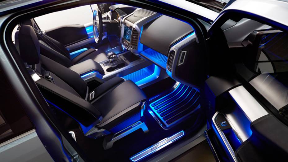 Interior moderno também oferece iluminação azul | <a href="https://quatrorodas.abril.com.br/saloes/detroit/2013/ford-atlas-concept-731027.shtml" rel="migration">Leia mais</a>