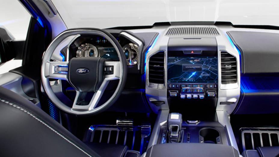 Sistema de GPS com ampla tela no painel central é destaque | <a href="https://quatrorodas.abril.com.br/saloes/detroit/2013/ford-atlas-concept-731027.shtml" rel="migration">Leia mais</a>