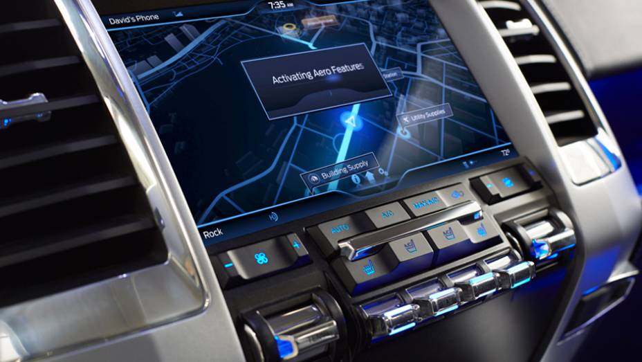 Sistema de GPS com ampla tela no painel central é destaque | <a href="https://quatrorodas.abril.com.br/saloes/detroit/2013/ford-atlas-concept-731027.shtml" rel="migration">Leia mais</a>