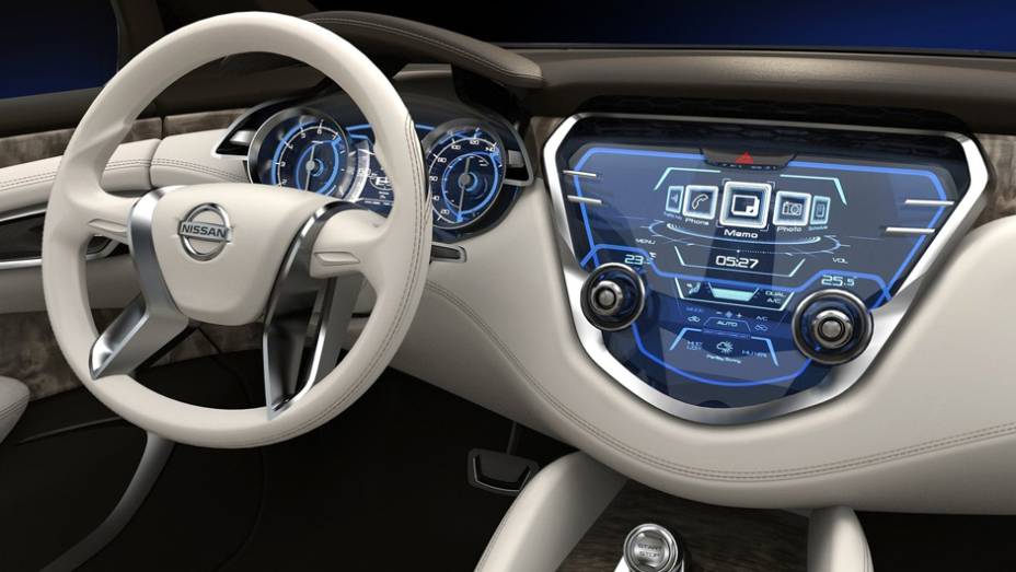 O painel utiliza tecnologia avançada, sensível ao toque, com aparência futurista | <a href="https://quatrorodas.abril.com.br/saloes/detroit/2013/nissan-resonance-concept-731025.shtml" rel="migration">Leia mais</a>