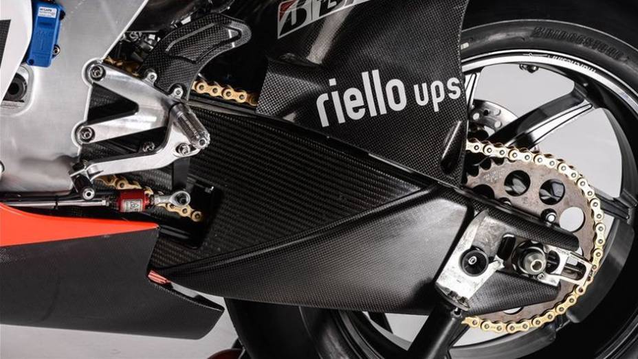 Close na roda da novidade da Ducati | <a href="https://quatrorodas.abril.com.br/moto/noticias/ducati-apresenta-desmosedici-gp13-731607.shtml" rel="migration">Leia mais</a>