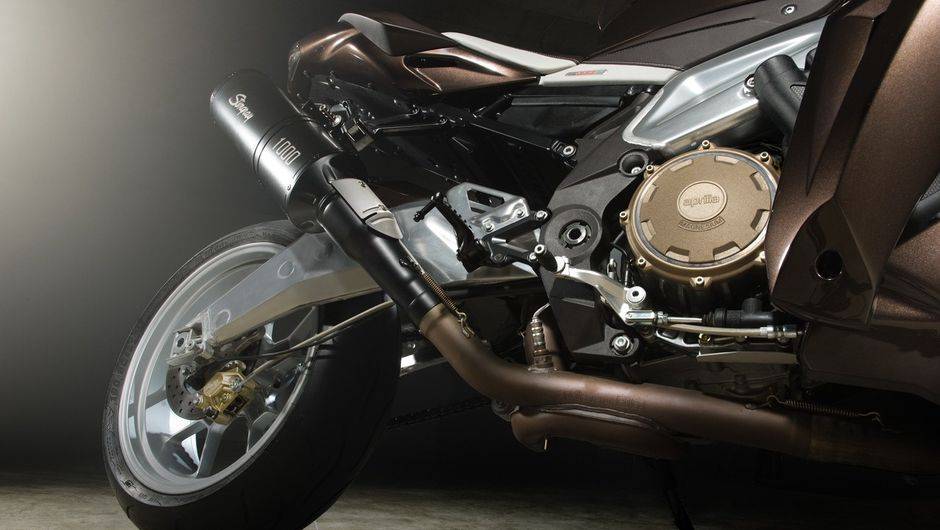 A ent&atilde;o Aprilia Tuono foi totalmente reformulada | <a href="https://quatrorodas.abril.com.br/moto/noticias/vilner-customiza-aprilia-tuono-731669.shtml" rel="migration">Leia mais</a>