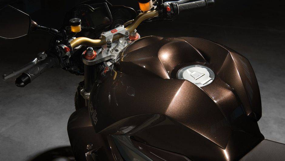 Destaque para o novo visual da frente, novos far&oacute;is, luzes indicadoras de dire&ccedil;&atilde;o reformuladas, novos spoilers laterais, tanque redesenhado... | <a href="%20https://quatrorodas.abril.com.br/moto/noticias/vilner-customiza-aprilia-tuono-731669.shtml" rel="migration">Leia mais</a>