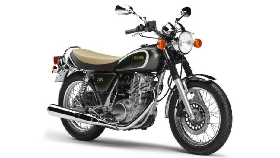 O modelo é uma edição comemorativa dos 35 anos da linha SR da marca e será vendido com exclusividade no mercado japonês | <a href="%20https://quatrorodas.abril.com.br/moto/noticias/yamaha-lanca-35th-anniversary-edition-sr400-731798.shtml" rel="migration">Leia mais</a>