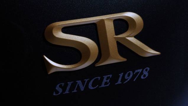 A edição especial terá diversas insígnias "35th Anniversary" | <a href="https://quatrorodas.abril.com.br/moto/noticias/yamaha-lanca-35th-anniversary-edition-sr400-731798.shtml" rel="migration">Leia mais</a> A edição especial terá diversas insígnias "35th Anniversary" | <a href="https://quatrorodas.abril.com.br/moto/noticias/yamaha-lanca-35th-anniversary-edition-sr400-731798.shtml" rel="migration">Leia mais</a>