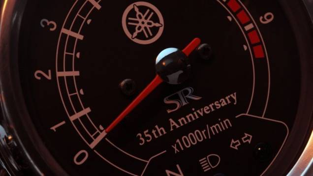 Inclusive no painel | <a href="https://quatrorodas.abril.com.br/moto/noticias/yamaha-lanca-35th-anniversary-edition-sr400-731798.shtml" rel="migration">Leia mais</a> Inclusive no painel | <a href="https://quatrorodas.abril.com.br/moto/noticias/yamaha-lanca-35th-anniversary-edition-sr400-731798.shtml" rel="migration">Leia mais</a>