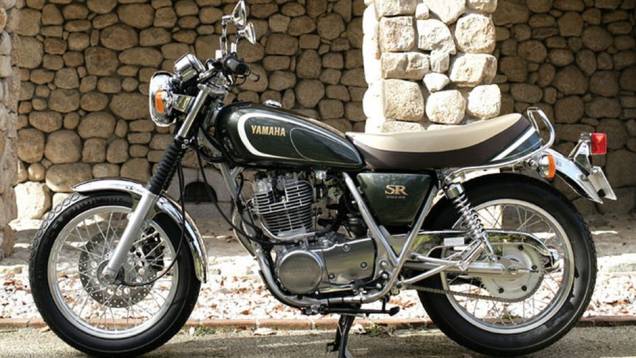 O modelo é equipado com motor de 399 cc, que entrega 30 cavalos de potência a 7.500 rpm | <a href="https://quatrorodas.abril.com.br/moto/noticias/yamaha-lanca-35th-anniversary-edition-sr400-731798.shtml" rel="migration">Leia mais</a> O modelo é equipado com motor de 399 cc, que entrega 30 cavalos de potência a 7.500 rpm | <a href="https://quatrorodas.abril.com.br/moto/noticias/yamaha-lanca-35th-anniversary-edition-sr400-731798.shtml" rel="migration">Leia mais</a>