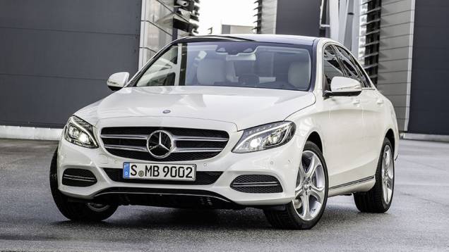 Futuro brasileiro, sedã é maior e mais largo que seu antecessor | <a href="https://quatrorodas.abril.com.br/noticias/saloes/detroit-2014/mercedes-benz-apresenta-novo-classe-c-769335.shtml" rel="migration">Leia mais</a>