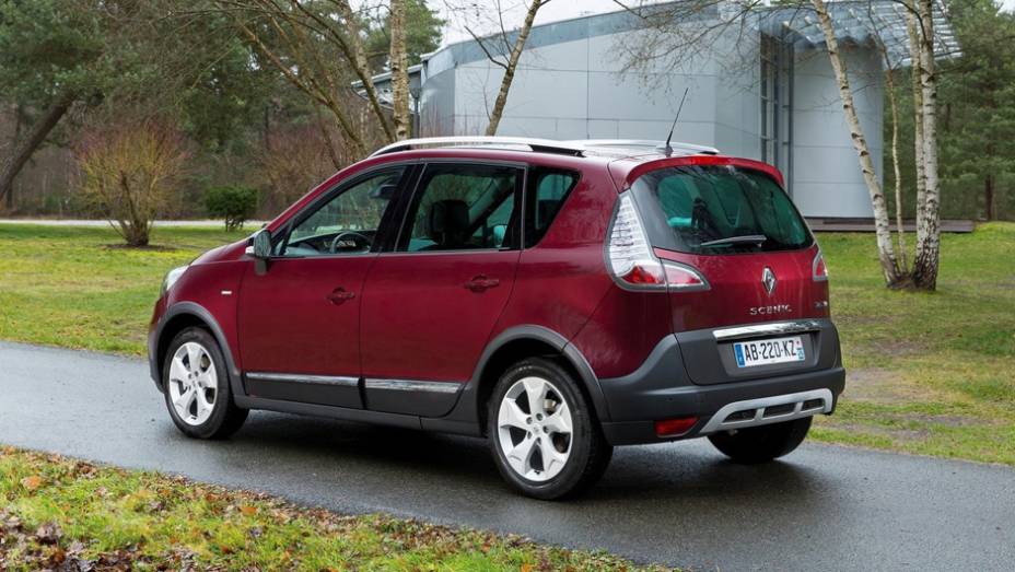 ...novos para-choques, barras no teto, altura mais elevada, entre outras novidades | <a href="%20https://quatrorodas.abril.com.br/saloes/genebra/2013/renault-scenic-xmod-734868.shtml" rel="migration">Leia mais</a>