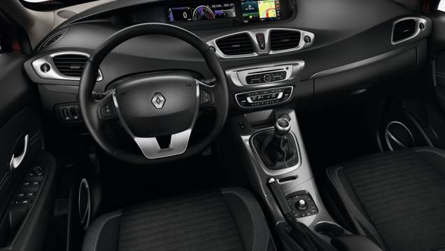 Ele pode ser ajustado por meio de um controle situado entre os bancos dianteiros | <a href="https://quatrorodas.abril.com.br/saloes/genebra/2013/renault-scenic-xmod-734868.shtml" rel="migration">Leia mais</a> Ele pode ser ajustado por meio de um controle situado entre os bancos dianteiros | <a href="https://quatrorodas.abril.com.br/saloes/genebra/2013/renault-scenic-xmod-734868.shtml" rel="migration">Leia mais</a>