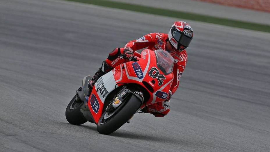 Andrea Dovizioso ficou no meio da tábua de tempos: 13º | <a href="https://quatrorodas.abril.com.br/moto/noticias/motogp-pedrosa-lidera-primeiro-dia-testes-732984.shtml" rel="migration">Leia mais</a>