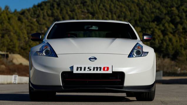 ... além de novo spoiler frontal | <a href="https://quatrorodas.abril.com.br/noticias/fabricantes/nissan-370z-nismo-fica-mais-rapido-731599.shtml" rel="migration">Leia mais</a>