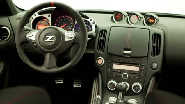 Nissan 370Z Nismo | <a href="https://quatrorodas.abril.com.br/noticias/fabricantes/nissan-370z-nismo-fica-mais-rapido-731599.shtml" rel="migration">Leia mais</a>