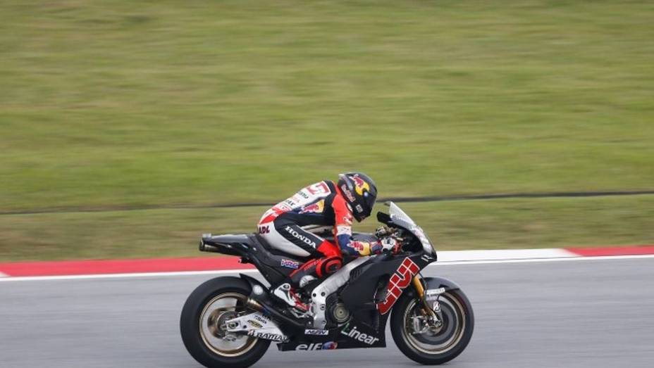 Stefan Bradl veio na sequência, sendo o sexto | <a href="https://quatrorodas.abril.com.br/moto/noticias/motogp-pedrosa-repete-dominio-sepang-733092.shtml" rel="migration">Leia mais</a>