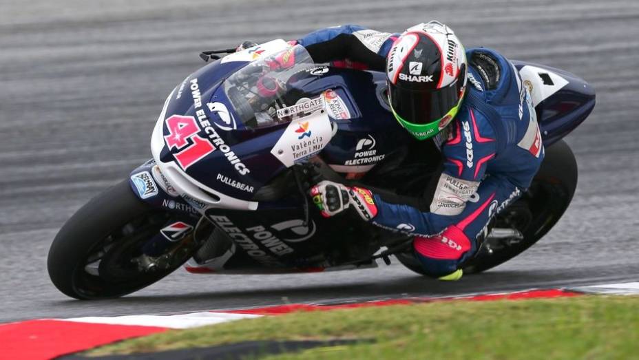 Aleix Espargaró não passou do 16º posto | <a href="https://quatrorodas.abril.com.br/moto/noticias/motogp-pedrosa-repete-dominio-sepang-733092.shtml" rel="migration">Leia mais</a>