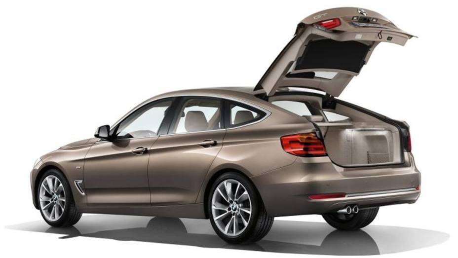 Apesar de ser um notchback (com uma traseira saliente, quase um sedã), o porta-malas se abre como em um hatch | <a href="https://quatrorodas.abril.com.br/saloes/genebra/2013/bmw-serie-3-gt-734592.shtml" rel="migration">Leia mais</a>