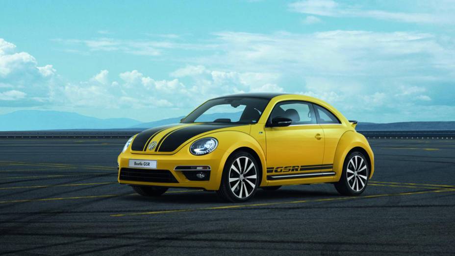 As faixas pretas no capô remetem aos esportivos dos anos 70 | <a href="https://quatrorodas.abril.com.br/noticias/fabricantes/beetle-ganha-serie-gsr-limited-edition-733136.shtml" rel="migration">Leia mais</a>