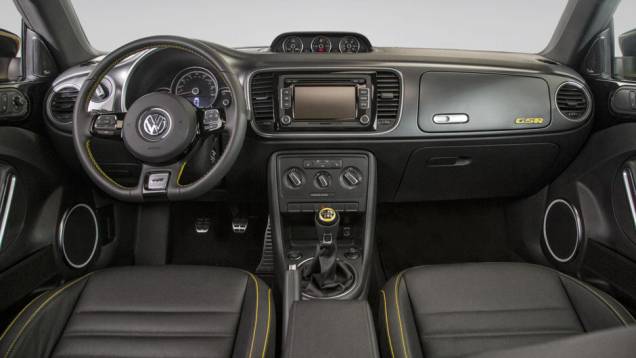 O interior tem acabamento em couro com costuras amarelas e sistema de som da Fender | <a href="https://quatrorodas.abril.com.br/noticias/fabricantes/beetle-ganha-serie-gsr-limited-edition-733136.shtml" rel="migration">Leia mais</a>