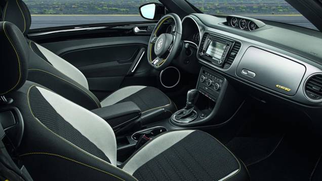 Há opção de câmbio manual ou automático DSG, ambas com seis marchas | <a href="https://quatrorodas.abril.com.br/noticias/fabricantes/beetle-ganha-serie-gsr-limited-edition-733136.shtml" rel="migration">Leia mais</a> Há opção de câmbio manual ou automático DSG, ambas com seis marchas | <a href="https://quatrorodas.abril.com.br/noticias/fabricantes/beetle-ganha-serie-gsr-limited-edition-733136.shtml" rel="migration">Leia mais</a>