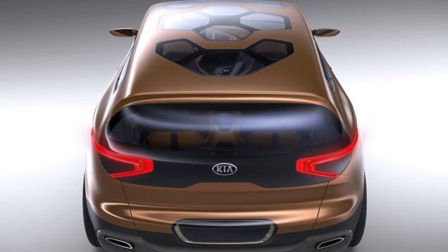 Há detalhes bastante inovadores pelo carro, incluindo um teto panorâmico | <a href="https://quatrorodas.abril.com.br/noticias/fabricantes/kia-cross-gt-concept-revelado-internet-733163.shtml" rel="migration">Leia mais</a>