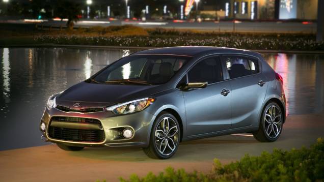 O modelo tem estilo diferente do sedã, principalmente na frente | <a href="https://quatrorodas.abril.com.br/noticias/fabricantes/novo-cerato-hatch-surge-eua-733205.shtml" rel="migration">Leia mais</a> O modelo tem estilo diferente do sedã, principalmente na frente | <a href="https://quatrorodas.abril.com.br/noticias/fabricantes/novo-cerato-hatch-surge-eua-733205.shtml" rel="migration">Leia mais</a>