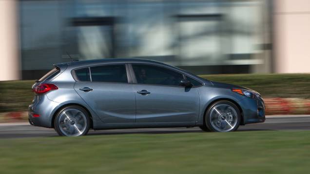 É a versão sem porta-malas saliente do modelo aqui conhecido como Cerato | <a href="https://quatrorodas.abril.com.br/noticias/fabricantes/novo-cerato-hatch-surge-eua-733205.shtml" rel="migration">Leia mais</a> É a versão sem porta-malas saliente do modelo aqui conhecido como Cerato | <a href="https://quatrorodas.abril.com.br/noticias/fabricantes/novo-cerato-hatch-surge-eua-733205.shtml" rel="migration">Leia mais</a>
