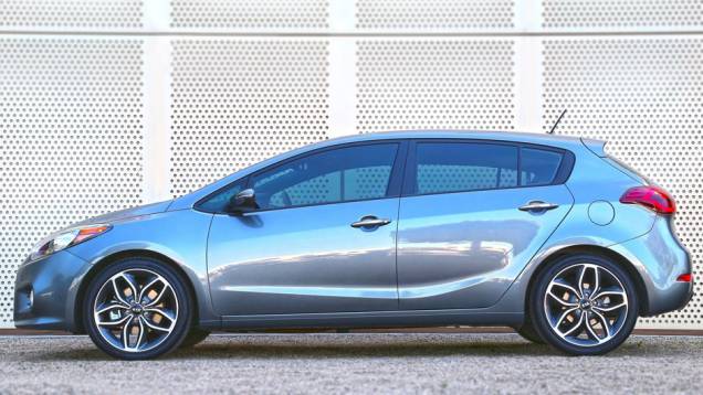 O carro deve ser vendido com as mesmas opções de motorização do sedã | <a href="https://quatrorodas.abril.com.br/noticias/fabricantes/novo-cerato-hatch-surge-eua-733205.shtml" rel="migration">Leia mais</a> O carro deve ser vendido com as mesmas opções de motorização do sedã | <a href="https://quatrorodas.abril.com.br/noticias/fabricantes/novo-cerato-hatch-surge-eua-733205.shtml" rel="migration">Leia mais</a>