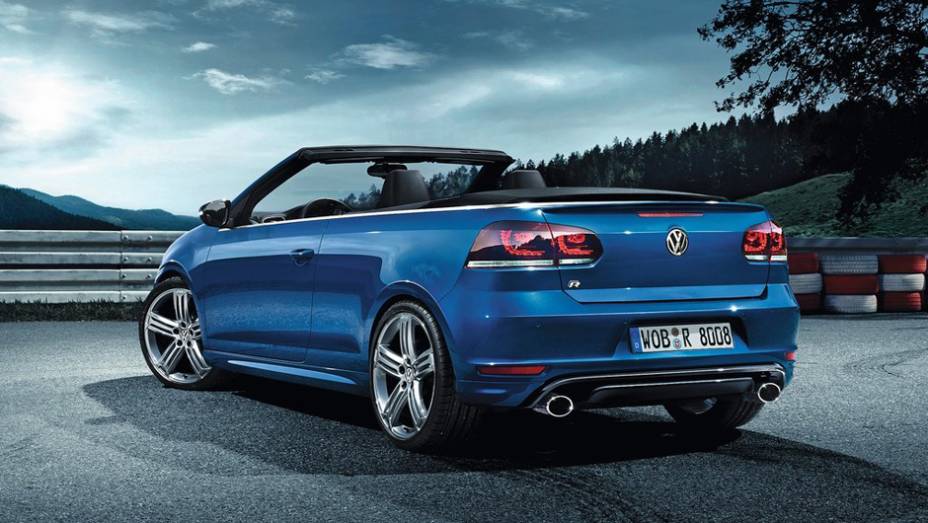 Visualmente, o Golf R Cabriolet se destaca pelos para-choques dianteiro e traseiro, saias laterais, e rodas de liga-leve de 18 polegadas | <a href="%20https://quatrorodas.abril.com.br/saloes/genebra/2013/vw-golf-r-cabriolet-734722.shtml" rel="migration">Leia mais</a>