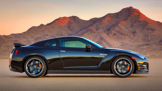 O carro também apresenta sistema de refrigeração dos freios e suspensões mais rígidas | <a href="https://quatrorodas.abril.com.br/noticias/fabricantes/nissan-revela-gt-r-track-edition-733328.shtml" rel="migration">Leia mais</a> O carro também apresenta sistema de refrigeração dos freios e suspensões mais rígidas | <a href="https://quatrorodas.abril.com.br/noticias/fabricantes/nissan-revela-gt-r-track-edition-733328.shtml" rel="migration">Leia mais</a>